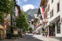 Nach dem Sommertag in St. Anton am Arlberg lädt das Tiroler Bergdorf seine Gäste zum Spaziergang mit kulinarischem Finale ein. • © VB St. Anton am Arlberg/Fotograf Christoph Schöch
